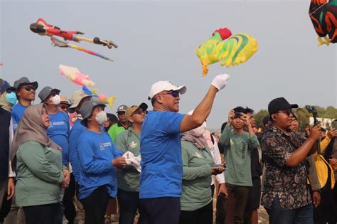 Festival Layang Layang Internasional Bupati Imron Angkat Potensi Desa