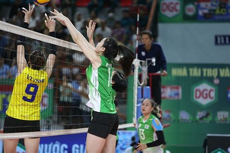 Hot girl bóng chuyền Quỳnh Hương 1m87 ghi điểm ấn tượng fan háo hức cổ vũ