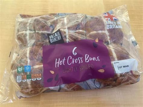 I Tried Hot Cross Buns From Tesco Sainsbury S M S Aldi And Asda