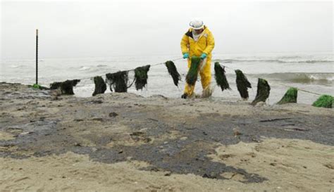 Texas oil spill worsens as it travels down coast