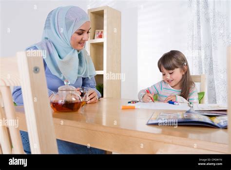 Mère Arabe Aider Sa Fille à Faire Ses Devoirs Photo Stock Alamy