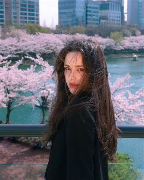 Lisa Rosh Ig Elsaroshe Lisa Rosh Brunette Long Hair The Cutie Collective Thecutiecollective