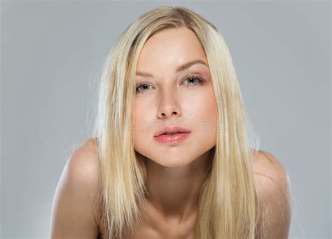 Portret Van Blonde Haar Brutale Tiener Stock Afbeelding Image Of Naughty Haar