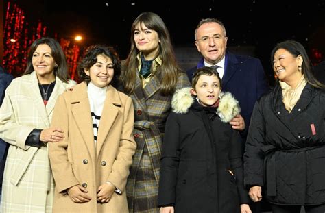 Photo Anna Hidalgo Maire De Paris La Chanteuse Clara Luciani Marc