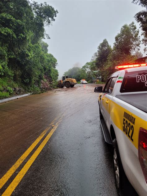 Deslizamento de terra interdita rodovia e trânsito fica caótico entre