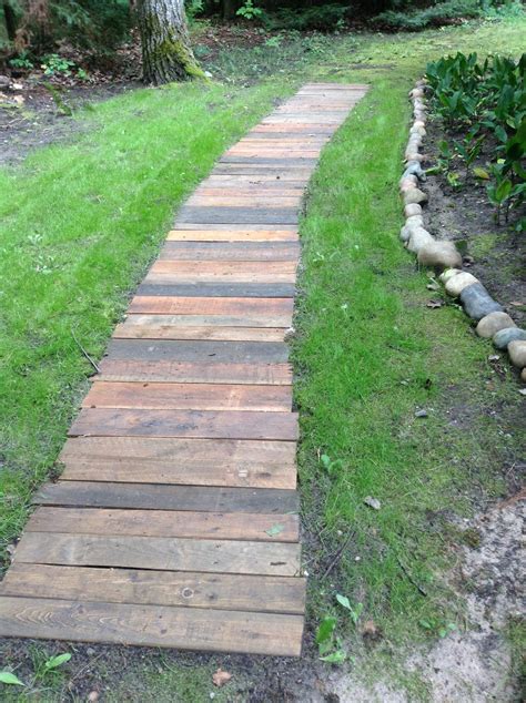 Diy Reclaimed Wood Garden Walkway