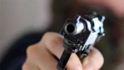 Agguato A Ponticelli Gambizzato Enne Con Due Colpi Di Pistola