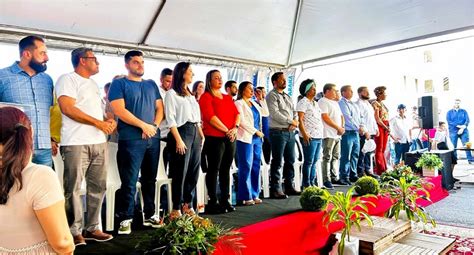 Cl Udia De Jesus Participa Da Retomada Das Obras Do Morar Melhor Em