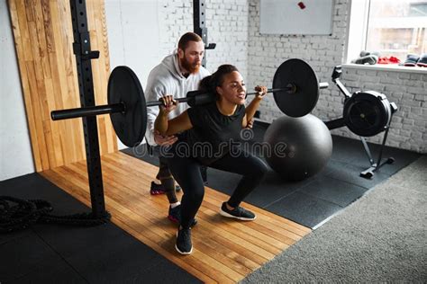 Mujer Alegre Haciendo Ejercicio De Levantamiento De Pesas Con