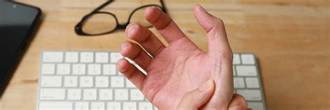 Thumb Twitching Causes And Common Triggers Rothman Orthopaedics