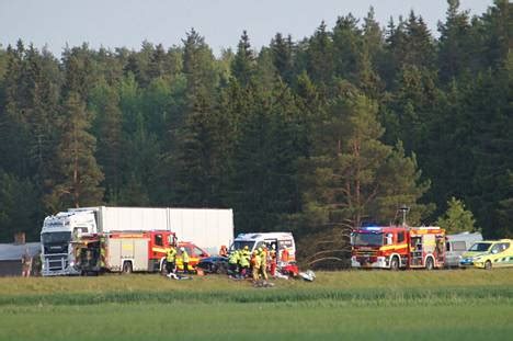 Henkilöauton ja rekan nokkakolari Pöytyällä autokuski loukkaantui