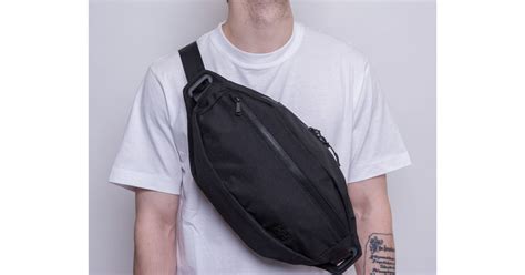 Ledvinka Helly Hansen Covert Sling 990 STD Black - Snapbacks