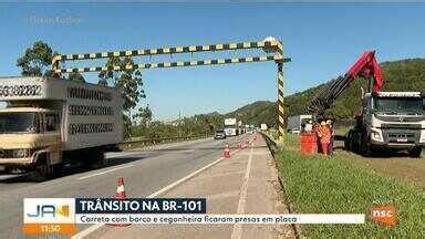 Jornal Do Almo O Sc Carreta Barco E Cegonheira Ficaram Presas