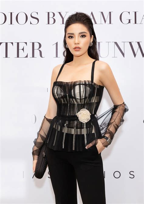 Tăng Thanh Hà Đặng Thu Thảo mặc sành điệu với gam nude