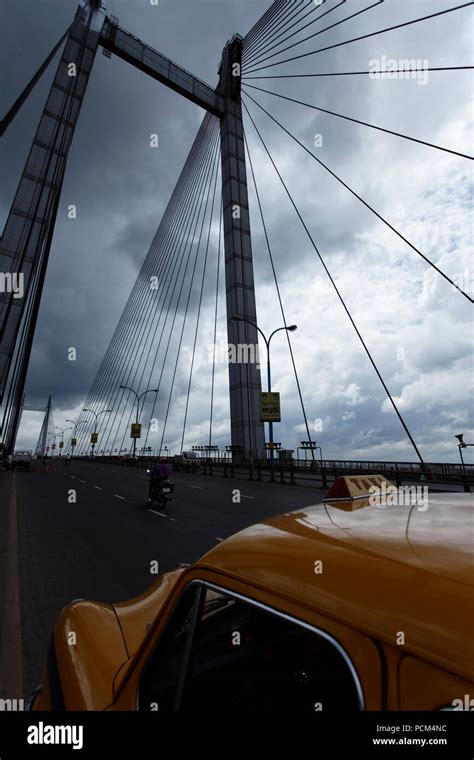 The Vidyasagar Setu Bridge Over Hooghly River, Kolkata, India Stock ...