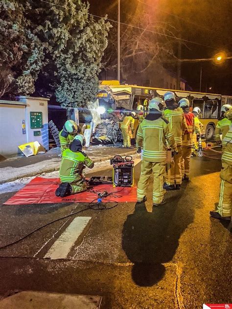 Schwerer Unfall in Dresden Linienbus kracht gegen Bäckerei Radio Dresden