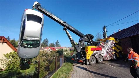 Przebił się przez płot i wpadł autem ludziom do ogródka Policja szuka