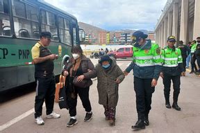 Cusco Buses De La PNP Trasladan A Turistas Nacionales Y Extranjeros