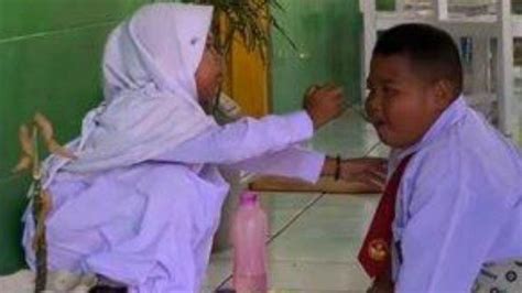 Ini Sosok Bocah Sd Berkerudung Viral Suapi Reski Yang Tak Punya Tangan