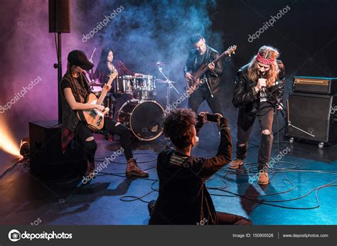 Banda De Rock En El Escenario Fotografía De Stock © Tarasmalyarevich