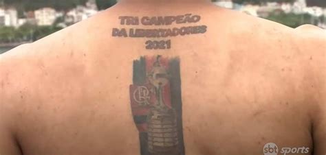 Torcedor Do Flamengo Tatua O T Tulo Da Libertadores Antes Da Partida