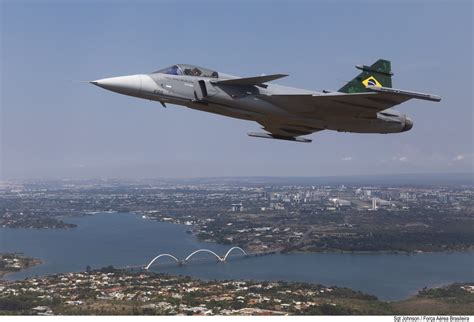 IMAGENS Primeiro caça F 39E Gripen da FAB sobre Brasília DF Poder