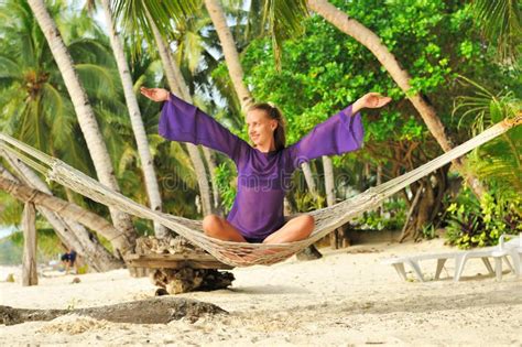 Femme Dans L hamac Sur La Plage Image stock Image du sourire détente