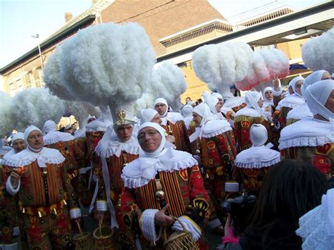 Carnevale Di Binche Marted Grasso Uomini Con La Testa Tra Le Nuvole