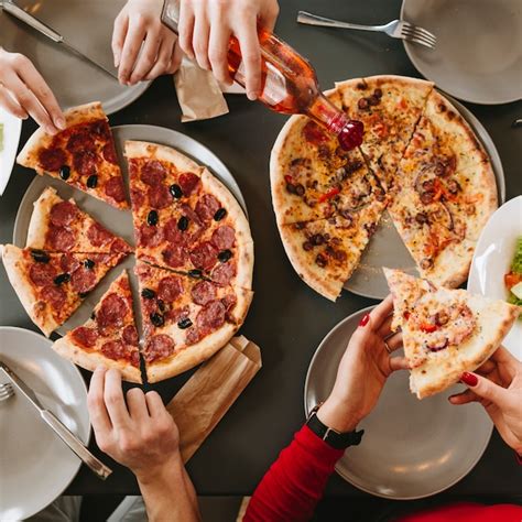 Pessoas Comendo Pizza Em Um Restaurante Foto Premium