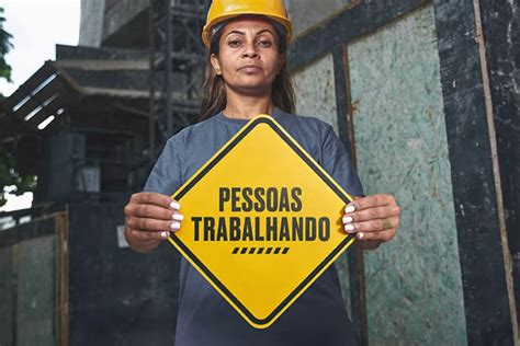 Movimento Quer Mudar As Placas De Homens Trabalhando Nos Canteiros De