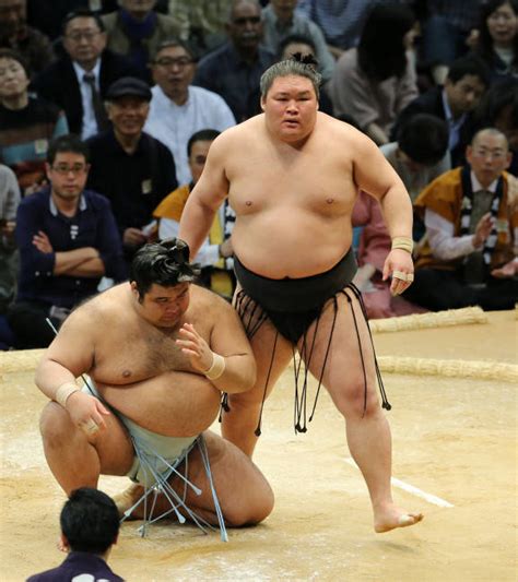 大相撲九州場所2日目、高安（左）を突き落としで下した：大関豪栄道 写真特集：時事ドットコム