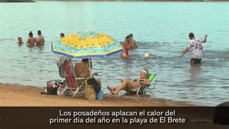 Los Posade Os Aplacan El Calor Del Primer D A Del A O En La Playa De El