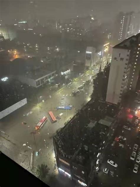 韩国首尔地区暴雨致多处被淹车辆道路部分