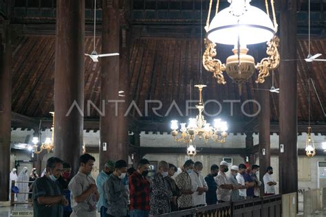 SHALAT TARAWIH DI MASJID KAUMAN YOGYAKARTA ANTARA Foto