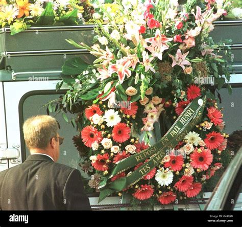 Dodi fayed funeral hi-res stock photography and images - Alamy