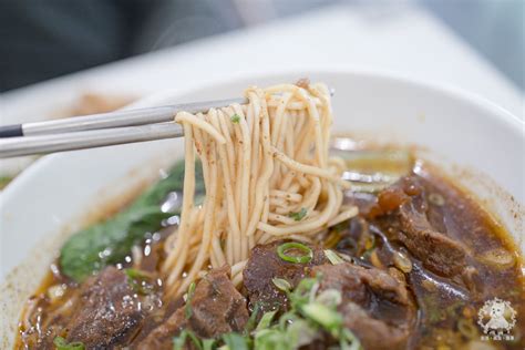 天東86牛肉麵｜台北士林天母食記｜限量牛肉乾拌麵有夠香濃，莫蘭迪藍的風格超喜歡，近新光三越、台北市立大學、天母棒球場』 天東86牛肉麵 愛食記