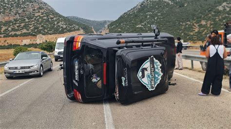 Türk Halk Müziği sanatçısı Sümer Ezgü ve ailesi Antalya da kaza yaptı