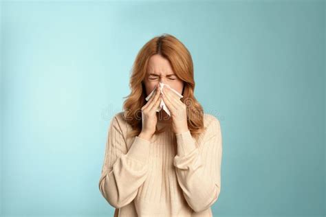 Mulher Tecido Sofrendo De Corrimento Nasal Sobre Fundo Azul Claro