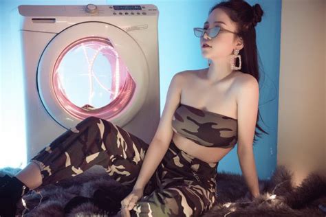 Không cần diện b ikini hot girl World Cup Trâm Anh vẫn đốt mắt người xem với đường cong n óng b