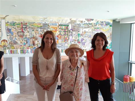 La biblioteca Pilarin Bayés inaugura un mural obra de la ninotaire