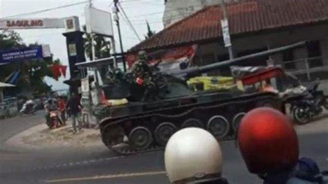 Viral Video Konvoi Tank Tempur TNI Tabrak Gerobak Tahu Dan 4 Sepeda