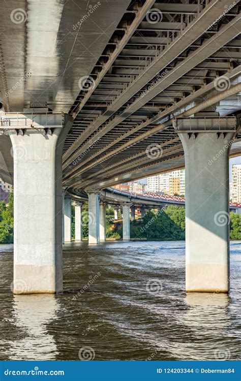 Vista Da Cidade De Debaixo Da Ponte Sobre O Rio Foto De Stock Imagem