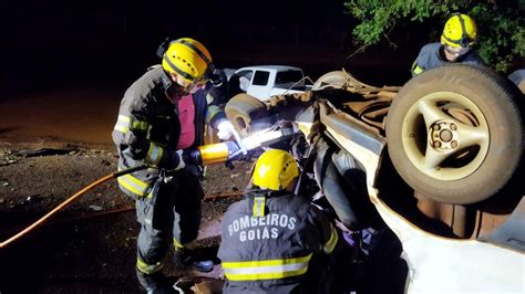 Cinco Pessoas Da Mesma Fam Lia Morrem Ap S Carro Bater De Frente Contra