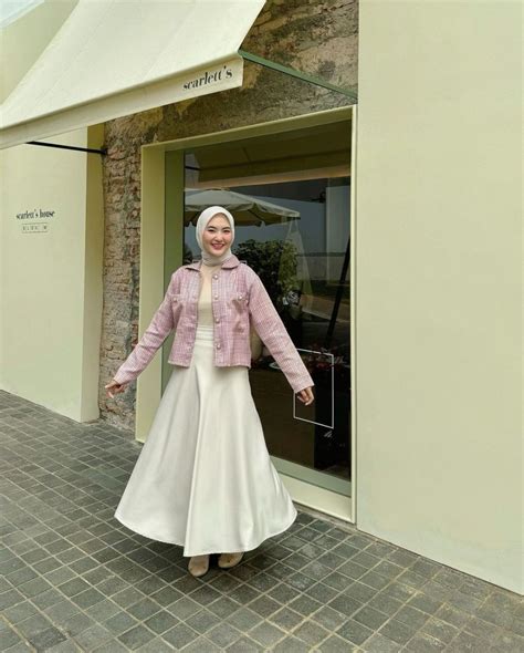 Ide Setelan Skirt Putih Dan Atasan Ala Influencer Hijab