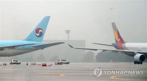 대한항공·아시아나항공 여객기 접촉사고에 `책임 공방`