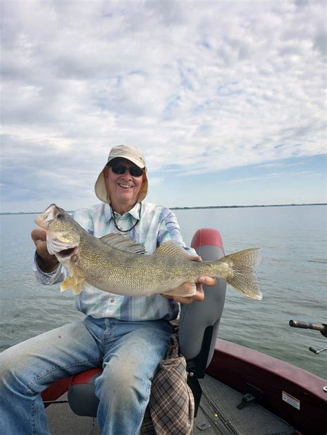 Lake Sakakawea Fishing Guide - Walleye, Salmon, Smallmouth, Pike