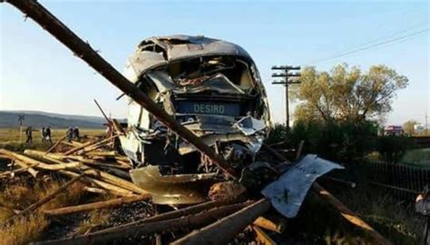 Două accidente de tren Un camion a fost spulberat un om a murit