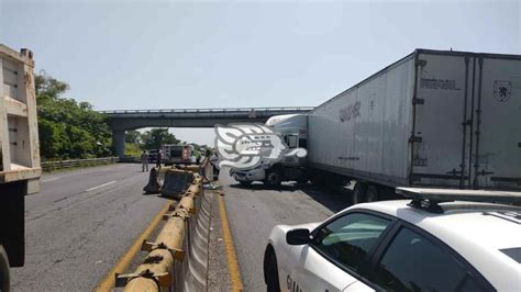 Pierde El Control Trailero Y Se Lleva Muro De Contenci N En La Autopista