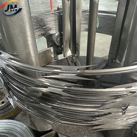 China Factory Hot Dipped Galvanized Concertina Razor Blade Wire Coils