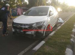 Melaju Kencang Sebuah Mobil Lewati Trotoar Dan Tabrak Mobil Lain